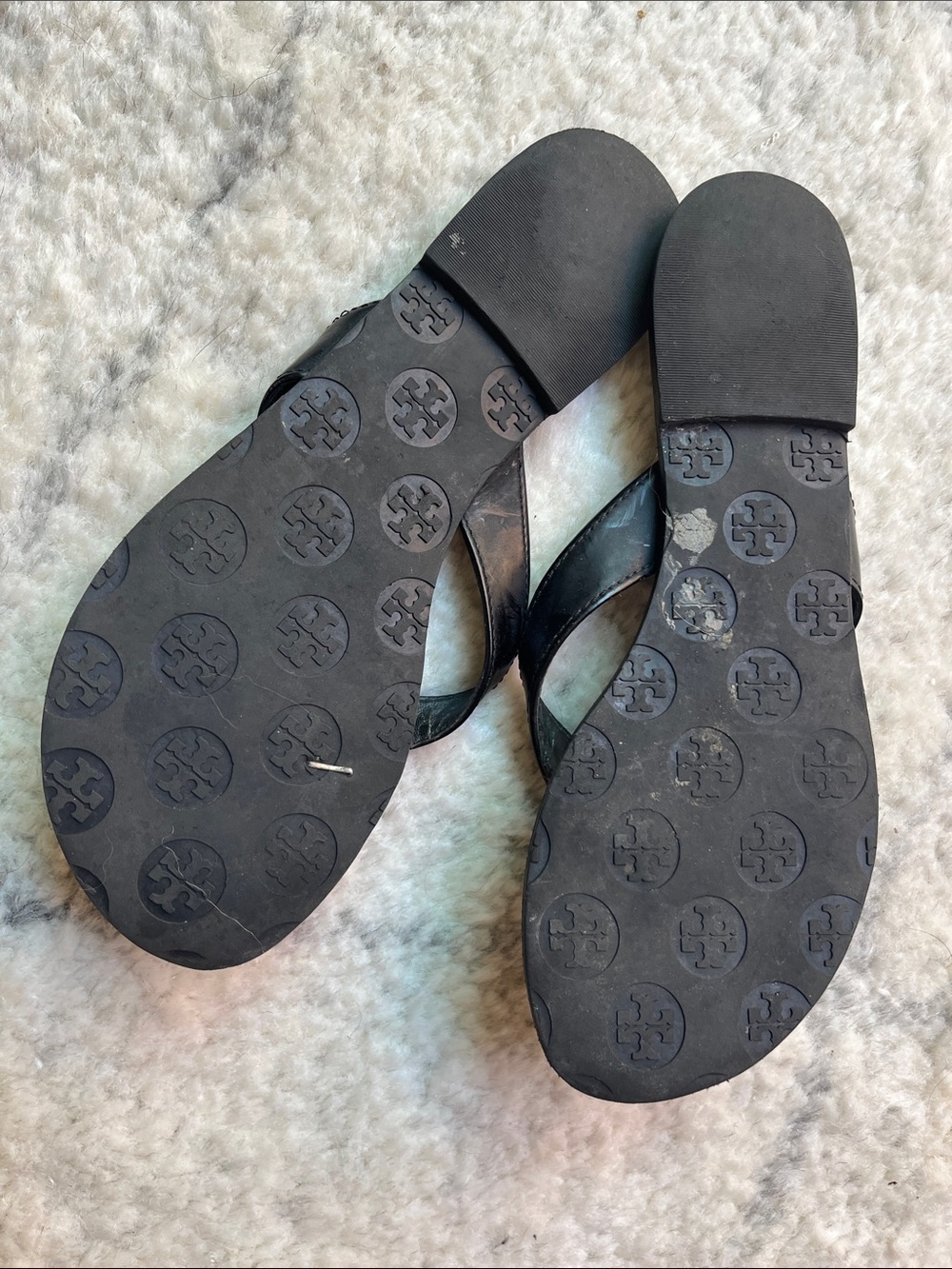 Tory Burch Black Leather Logo Thong Sandals with Gold Emblem - Picture 2 of 4